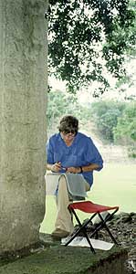 Linda Schele trabajando en dibujos, Copán, Honduras, 1993