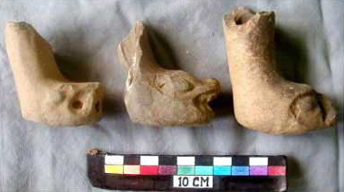 Figure 8. Long effigy supports from Late Postclassic vessels, featuring two serpent heads and an eagle head. Museo Chontal Huamelula.
