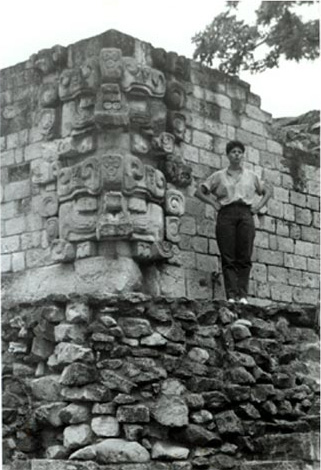 Figure 3. Corner "Witz" Sculptures. (Photo by Barbara Fash.)