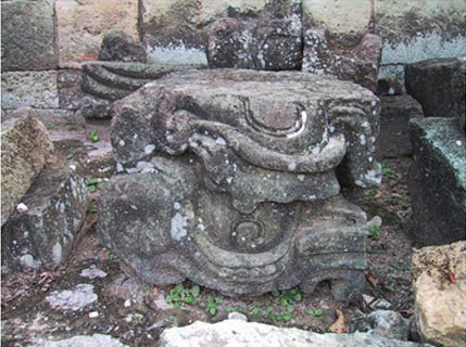 Figure 17. Uncatalogued sculpture in piles around 10L-22. (Author photo, 2002.)