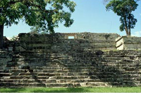 Figura 1. Estructura 10L-22 sobre la Corte Oriental de Copán. (Foto por Autor.)