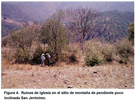Figura 4. Ruinas de iglesia en el sitio de montaña de pendiente poco inclinada San Jerónimo. Figura 4. Ruinas de iglesia en el sitio de montaña de pendiente poco inclinada San Jerónimo.