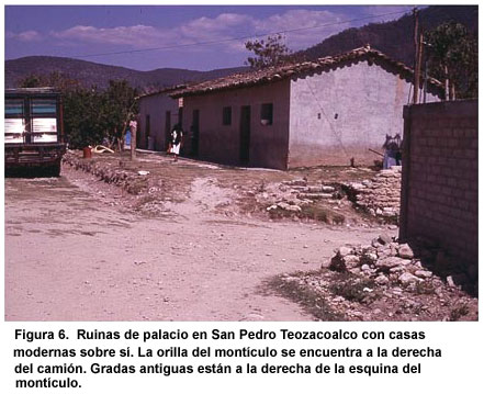 Figura 6. Ruinas de palacio en San Pedro Teozacoalco con casas modernas sobre sí. La orilla del montículo se encuentra a la derecha del camión. Gradas antiguas están a la derecha de la esquina del montículo.