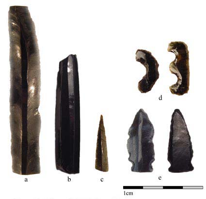 Figure 3. Prismatic blade based tools; (a) unmodified prismatic blade segment, (b) exhausted polyhedral core, (c) "needle" form, (d) eccentrics, (e) projectile points. Figure 3. Prismatic blade based tools; (a) unmodified prismatic blade segment, (b) exhausted polyhedral core, (c) "needle" form, (d) eccentrics, (e) projectile points.