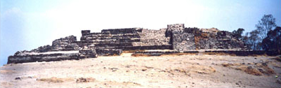 Figura 3. Fachada oeste del Templo del Fuego Nuevo en la cima del Huixachtécatl (fotografía de Miguel Pérez Negrete).