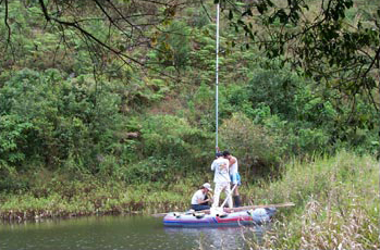Figura 2. Sondajes en la laguna de Sesesmil, contando con la ayuda de Rigoberto Morales y Obdulio Garza.