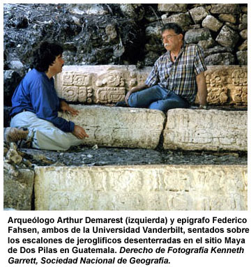 El hallazgo. Arthur Demarest y Federico Fahsen estudian una de las escalinatas de Dos Pilas. Derecho de Fotografía Kenneth Garrett /National Geographic Society. El hallazgo. Arthur Demarest y Federico Fahsen estudian una de las escalinatas de Dos Pilas. Derecho de Fotografía Kenneth Garrett /National Geographic Society.