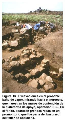 FFigura 13. Excavaciones en el probable baño de vapor, mirando hacia el noroeste, que muestran los muros de contención de la plataforma de apoyo, operación EB9. En el fondo, aparecen grandes rocas en un promontorio que fue parte del basurero del taller de obsidiana. Haga clic sobre la imagen para agrandar