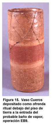 Figura 15. Vaso Cueros depositado como ofrenda ritual debajo del piso de tierra a la entrada del probable baño de vapor, operación EB9. Haga clic sobre la imagen para agrandar