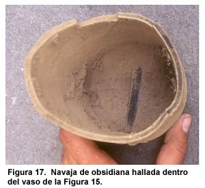 Figura 17. Navaja de obsidiana hallada dentro del vaso de la Figura 15. Haga clic sobre la imagen para agrandar