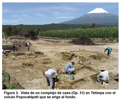 Figura 3. Vista de un complejo de casa (Op. 31) en Tetimpa con el volcán Popocatépetl que se erige al fondo. Haga clic para agrandar.