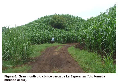 Figura 6. Gran montículo cónico cerca de La Esperanza (foto tomada mirando al sur).