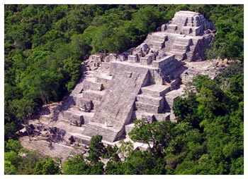 Foto 6. Vista Aérea de la Estructura II de Calakmul.