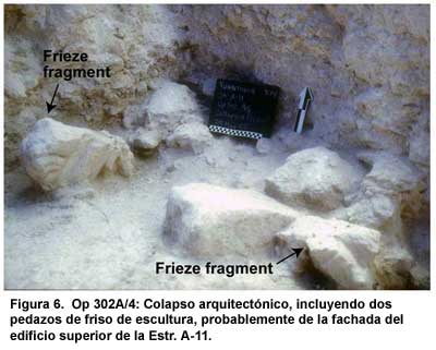 Figura 6. Op 302A/4: Colapso arquitectónico, incluyendo dos pedazos de friso de escultura, probablemente de la fachada del edificio superior de la Estr. A-11.