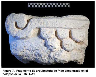 Figura 7. Fragmento de arquitectura de friso encontrado en el colapso de la Estr. A-11.