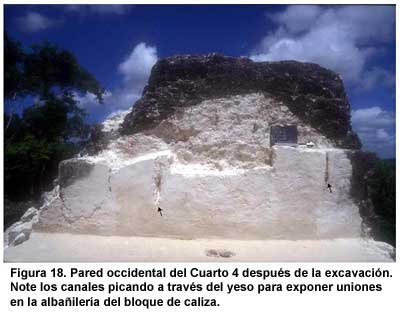 Figura 18. Pared occidental del Cuarto 4 después de la excavación. Note los canales picando a través del yeso para exponer uniones en la albañilería del bloque de caliza.