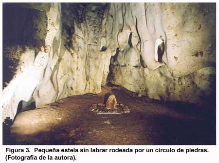 Figura 3. Pequeña estela sin labrar rodeada por círculo de piedra. (Fotografía de la autora).