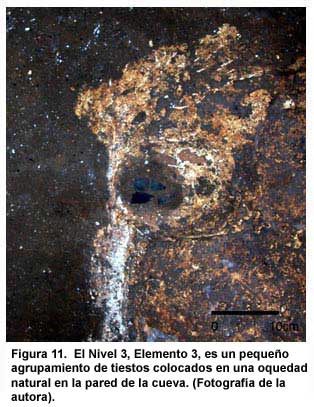 Figura 11. El Nivel 3, Elemento 3, es un pequeño agrupamiento de tiestos situados en una oquedad natural en la pared de la cueva. (Fotografía de la autora).