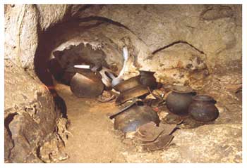 Figura 18. Tinajas del Clásico Tardío, Pasadizo Elevado 1, cueva de Chechem Ha. (Fotografía de la autora).