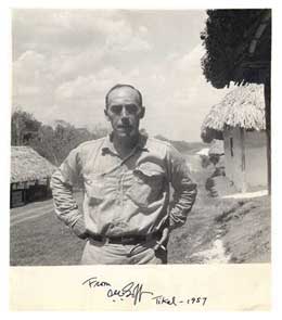 Figura 8. Fotografía del Dr. Edwin M. Shook en el campamento del Proyecto Tikal (1957).