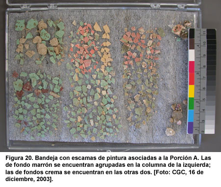 Figura 20. Bandeja con escamas de pintura asociadas a la Porci&oacute;n A. Las de fondo marr&oacute;n se encuentran agrupadas en la columna de la izquierda; las de fondos crema se encuentran en las otras dos. [Foto: CGC, 16 de diciembre, 2003].
