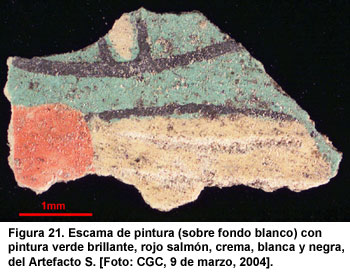 Figura 21. Escama de pintura (sobre fondo blanco) con pintura verde brillante, rojo salm&oacute;n, crema, blanca y negra, del Artefacto S. [Foto: CGC, 9 de marzo, 2004].
