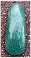 Figura 2. Hacha labrada por Karl Taube de una piedra del área de Río Hondo ilustrada en la figura anterior (largo del hacha, 13 cm). Figura 2. Hacha labrada por Karl Taube de una piedra del área de Río Hondo ilustrada en la figura anterior (largo del hacha, 13 cm).