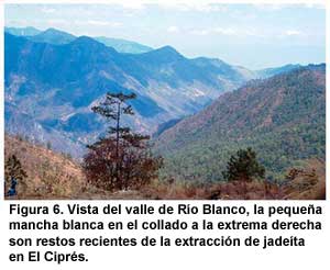 Figura 6. Vista del valle de Río Blanco, la pequeña mancha blanca en el collado a la extrema derecha son restos recientes de la extracción de jadeíta en El Ciprés. Figura 6. Vista del valle de Río Blanco, la pequeña mancha blanca en el collado a la extrema derecha son restos recientes de la extracción de jadeíta en El Ciprés.
