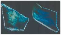 Figura 9. Placas de jadeíta azul de la Quebrada Seca (largo de la placa de la derecha, 9.5 cm). Figura 9. Placas de jadeíta azul de la Quebrada Seca (largo de la placa de la derecha, 9.5 cm).