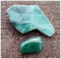 Figura 11. Jadeíta pulida de la Quebrada del Mico (largo de la placa, 10 cm). Figura 11. Jadeíta pulida de la Quebrada del Mico (largo de la placa, 10 cm).