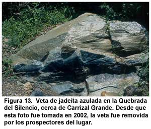 Figura 13. Veta de jadeíta azulada en la Quebrada del Silencio, cerca de Carrizal Grande. Desde que esta foto fue tomada en 2002, la veta fue removida por los prospectores del lugar. Figura 13. Veta de jadeíta azulada en la Quebrada del Silencio, cerca de Carrizal Grande. Desde que esta foto fue tomada en 2002, la veta fue removida por los prospectores del lugar.