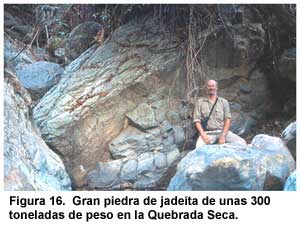 Figura 16. Gran piedra de jade&iacute;ta de unas 300 toneladas de peso en la Quebrada Seca.