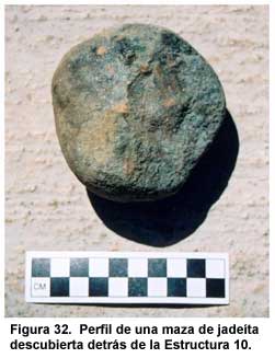 Figura 32. Perfil de una maza de jade&iacute;ta descubierta detr&aacute;s de la Estructura 10.