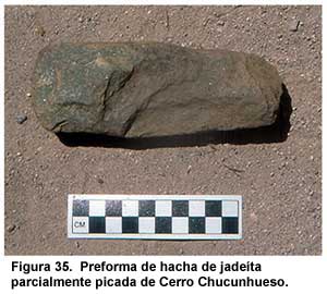 Figura 35. Preforma de hacha de jadeíta parcialmente picada de Cerro Chucunhueso. Figura 35. Preforma de hacha de jadeíta parcialmente picada de Cerro Chucunhueso.