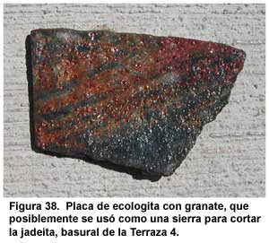 Figura 38. Placa de ecologita con granate, que posiblemente se us&oacute; como una sierra para cortar la jade&iacute;ta, basural de la Terraza 4.