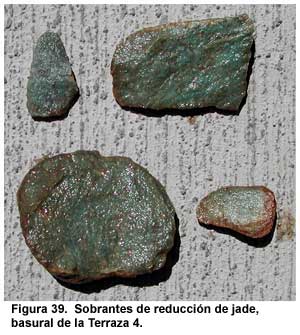 Figura 39. Sobrantes de reducci&oacute;n de jade, basural de la Terraza 4.