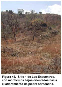 Figura 46. Sitio 1 de Los Encuentros, con montículos bajos orientados hacia el afloramiento de piedra serpentina. Figura 46. Sitio 1 de Los Encuentros, con montículos bajos orientados hacia el afloramiento de piedra serpentina.