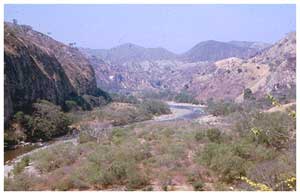 Enlaza con Figura 51a. Vista del Río Motagua cerca de Mixco Viejo.