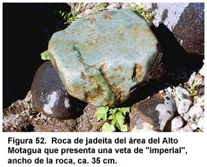 Figura 52. Roca de jade&iacute;ta del &aacute;rea del Alto Motagua que presenta una veta de "imperial", ancho de la roca, ca. 35 cm.
