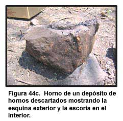 Figura 44c. Horno de un depósito de hornos descartados mostrando la esquina exterior y la escoria en el interior.