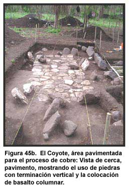 Figura 45b. El Coyote, área pavimentada para el proceso de cobre: Vista de cerca, pavimento, mostrando el uso de piedras con terminación vertical y la colocación de basalto columnar.