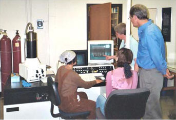 Figura 2. Muestras de semillas y de madera analizadas por el autor, David L. Lentz, y por estudiantes del Museo de la Universidad de Pennsylvania, usando un microscopio de electrones de barrido en el Museo Field.