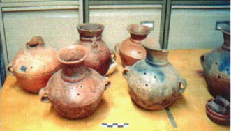 Figura 8e. Muestras de vasijas provenientes de las zonas palaciegas de Q'umarkaaj, conservadas en el Museo de Arqueología (R. Macario 2004).