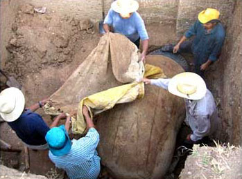Figure 5. Workers uncover the monument minutes before its transport. Click to enlarge.