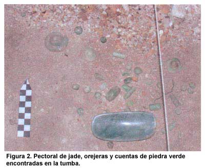 Figura 2. Pectoral de jade, orejeras y cuentas de piedra verde encontradas en la tumba.