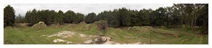 Fotografía: Vista panorámica de la Plaza Principal de Q'um'arkaj. Sitio arqueológico y lugar sagrado de la región (J.M. Palomo, 2006).