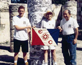 Figura 7. Carlos Carmons, Merle Greene Robertson y Edward Kurjack (de izquierda a derecha) sosteniendo la Bandera del Club de Exploradores.