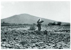 Área al norte del Cerro Teponaztle antes de la reforestación, con el Cerro Teponaztle como fondo. Nótese la superficie erosionada de tepetate, y los restos de un montículo residencial azteca.