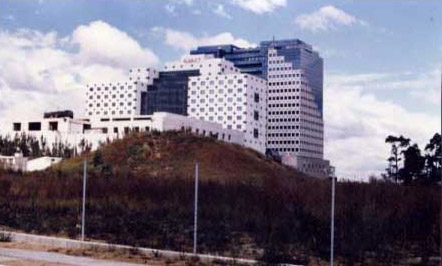 Figure 16. One of the several mounds of the site of Kaminaljuy&uacute; (Guatemala City, zone 11). Ironically, the Hyatt Hotel built over the site is called "Tikal Futura" and is decorated with Mayan motifs.