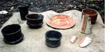 Figura 6. Objetos de cerámica abandonados en un campamento chiclero. Algunos son reusados o guardados como adornos.